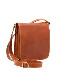 Borsa a tracolla in pelle marrone con una superficie liscia, forma rettangolare e tracolla regolabile. Presenta un motivo a piega e cuciture discrete.
