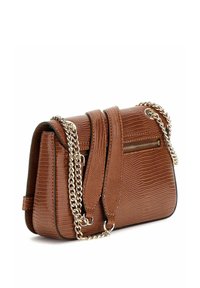 Borsa a mano in faux leather marrone con texture, dotata di una tracolla a catena, con tasca con zip e design strutturato.