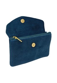 Portefeuille en cuir bleu avec un fermoir à pression à l'avant et un compartiment zippé, présentant des coutures contrastées et une tirette en laiton.