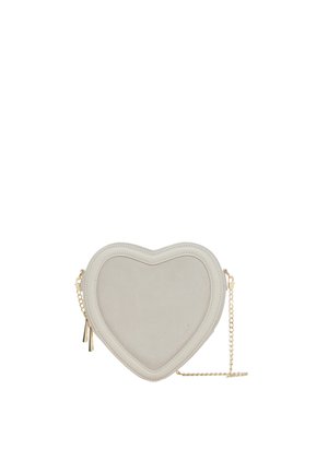 Hellbeige, herzförmige Umhängetasche mit goldener Kette und Reißverschluss-Quasten auf weißem Hintergrund.