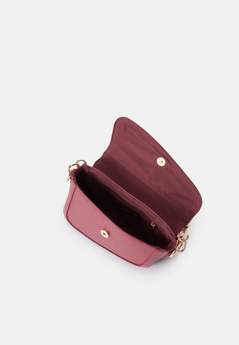 Bolso rectangular de piel burdeos texturizada con un cierre magnético único, que cuenta con un interior suave y un bolsillo con cremallera.