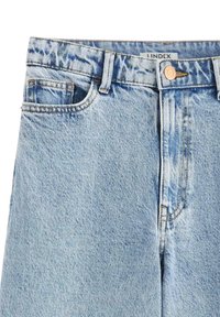 Ljust blå denimjeans med hög midja, femfickorsdesign, kopparknapp och blekta detaljer. Materialet har en mjuk, strukturerad yta.