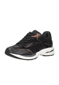 Zwarte leren en suède sneaker met een witte zool, voorzien van een gestructureerde afwerking, zwarte veters en koperen accenten in het ontwerp.