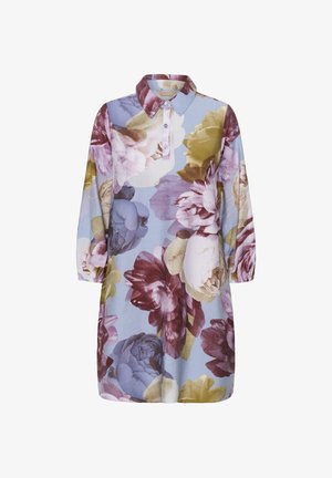 Kvetinové košeľové šaty zo svetlomodrej látky s fialovými, žltými a bielymi kvetinovými vzormi. Majú golierový výstrih a dlhé nafúknuté rukávy.