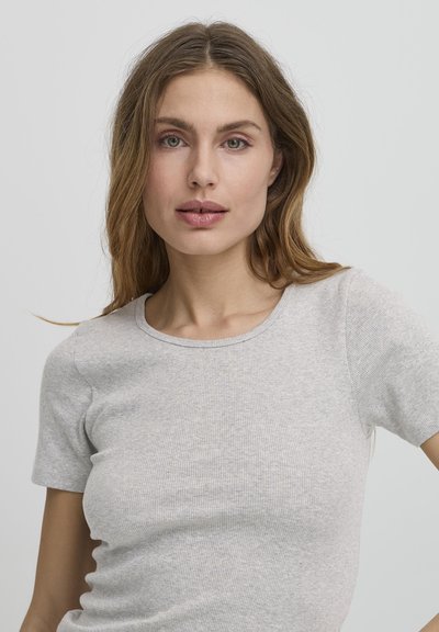Šedé žebrované tričko s krátkým rukávem, kulatým výstřihem a přiléhavým střihem. Tkanina má měkkou strukturu a jemný vzor.
