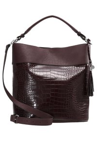 Sac à main bordeaux avec un motif crocodile texturé. Partie supérieure en cuir lisse, bandoulière ajustable et un pompon décoratif. Design compact et structuré.