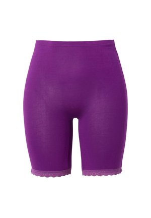 Fioletowe szorty z rozciągliwego materiału, wykonane z gładkiej tkaniny, z falbaniastym koronkowym wykończeniem u dołu, zaprojektowane z myślą o komforcie i dopasowaniu.