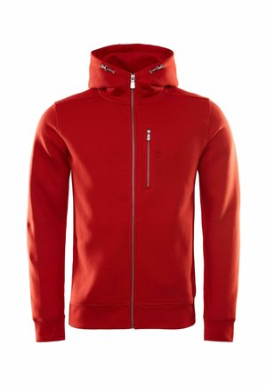 Sudadera roja con cierre en la parte delantera, cuello alto y capucha con cordón. Presenta un bolsillo lateral con cremallera y un logo en la parte frontal. Textura suave y lisa.