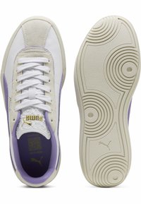 Adidași albi și lavandă cu un superior din suede, detalii texturate, șireturi albe, guler căptușit și talpă cu model circular. Accente cu logo auriu.
