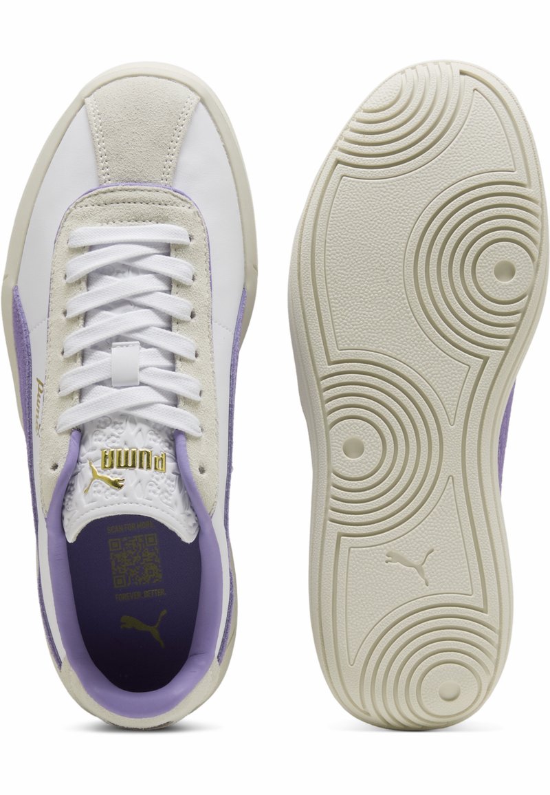 Weiße und lavendelfarbene Sneakers mit einem Obermaterial aus Wildleder, strukturierten Details, weißen Schnürsenkeln, gepolstertem Kragen und einer runden Mustersohle. Goldfarbenes Logo-Detail.