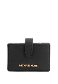 Tarjetero de cuero negro con acabado texturizado, con cierre de presión y logo dorado en relieve en el frente. Forma rectangular y delgada.