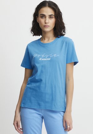 T-shirt en coton bleu à manches courtes et col rond, arborant le texte "poésie d'amour" en cursive blanche sur le devant.