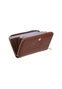 Cartera de cuero rojo con textura acolchada, herrajes dorados y múltiples compartimentos interiores. Incluye un cierre con cremallera para un acceso seguro.
