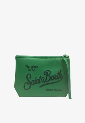 Bustina verde con cerniera con testo "The place to be Saint Barth Summer Paradise" in lettere scure in rilievo sul davanti.