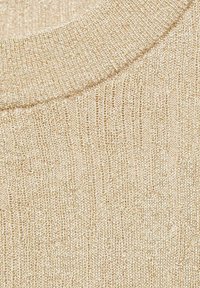 Top in maglia beige con un design testurizzato, dotato di scollatura rotonda e fine costina verticale su tutto il tessuto.