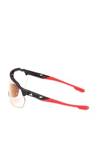 Ochelari de soare cu un cadru negru, vârfuri din cauciuc roșu și un design elegant. Lentilele sunt ușor fumurii și se înfășoară pentru a oferi o acoperire suplimentară.