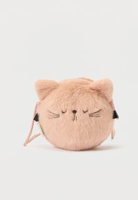 Piccola borsa rotonda e rosa, pelosa, con orecchie da gatto, occhi chiusi, baffi, naso e una sottile tracolla su uno sfondo semplice.