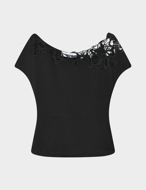 Μαύρο τοπ με ακάλυπτους ώμους, διακοσμημένο με φλοράλ δαντέλα κατά μήκος του ντεκολτέ, με εφαρμοστή σιλουέτα και κοντά μανίκια. Λείο, ελαφρύ ύφασμα.