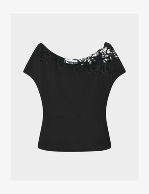 Μαύρο τοπ με ακάλυπτους ώμους, διακοσμημένο με φλοράλ δαντέλα κατά μήκος του ντεκολτέ, με εφαρμοστή σιλουέτα και κοντά μανίκια. Λείο, ελαφρύ ύφασμα.