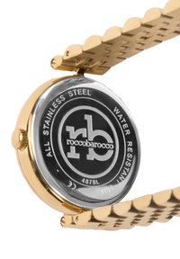 Reloj de acero inoxidable dorado con una caja redonda que muestra una esfera negra. Las características incluyen una correa con patrón y texto que indica resistencia al agua.