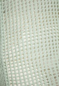 Tessuto a maglia di rete verde chiaro con un motivo a griglia aperta e morbida, che mette in mostra una fine texture e una leggerezza leggermente traslucida.