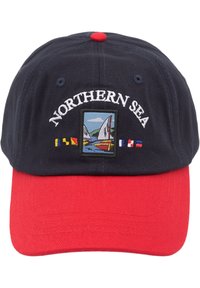 Marineblaue Baumwollmütze mit rohem Schirm. Mit "NORTHERN SEA" bestickt über einer quadratischen Segelszene mit bunten Fähnchen. Runder roter Knopf oben.