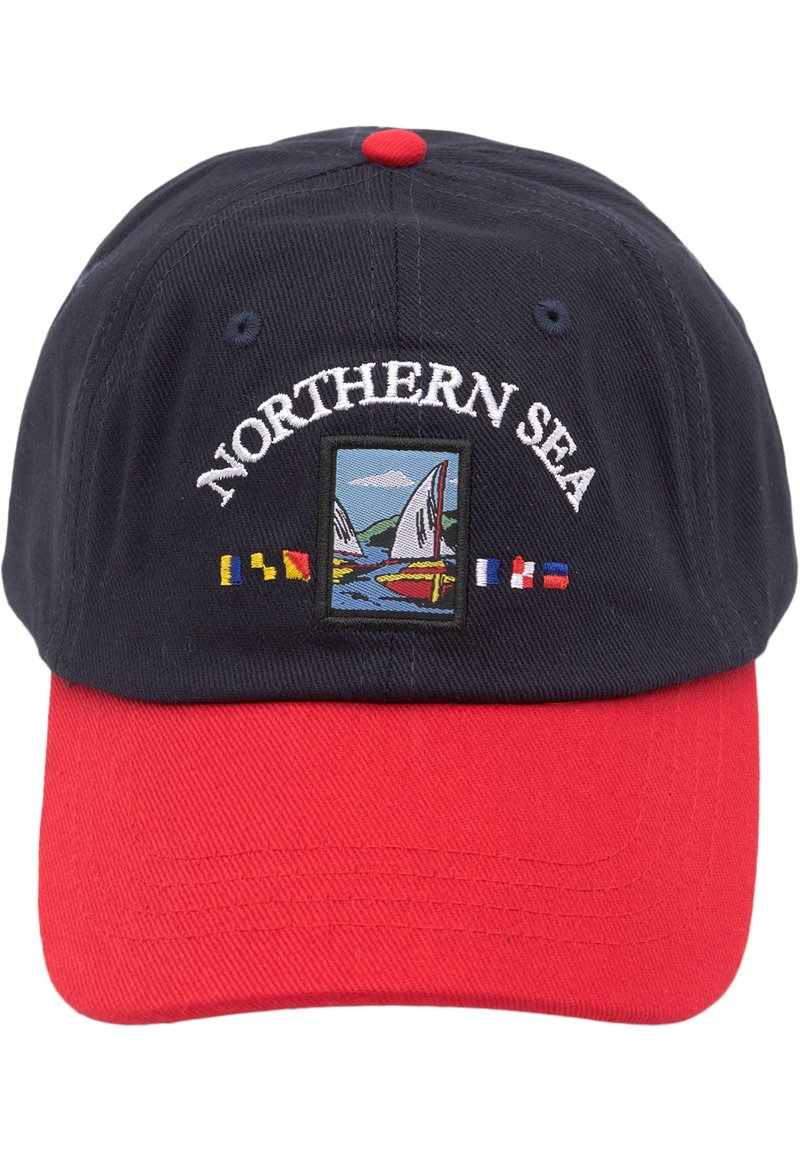 Marineblaue Baumwollmütze mit rohem Schirm. Mit "NORTHERN SEA" bestickt über einer quadratischen Segelszene mit bunten Fähnchen. Runder roter Knopf oben.