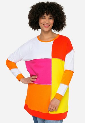 Tunique colorée à manches longues en coton, dotée de panneaux rectangulaires en blanc, orange, rose et jaune, avec des poignets et un ourlet en ribbed orange.