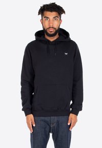 Felpa nera con cappuccio realizzata in morbido tessuto, con tasca frontale, lacci e un piccolo logo bianco sul petto.