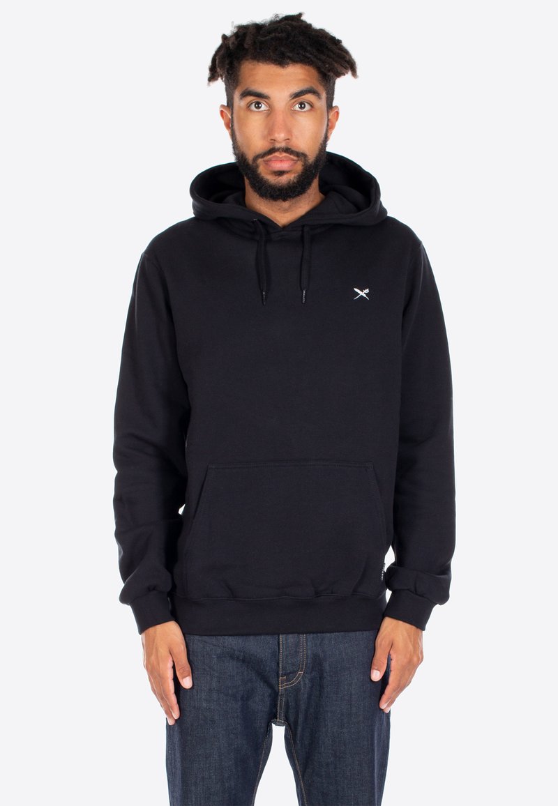 Felpa nera con cappuccio realizzata in morbido tessuto, con tasca frontale, lacci e un piccolo logo bianco sul petto.