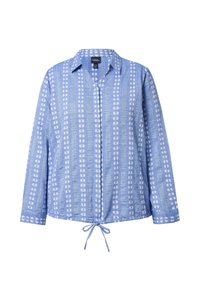 Camicia azzurra chiara con bottoni, adornata da motivi floreali bianchi, maniche lunghe, colletto a punta e dettaglio con cravatta all'orlo.