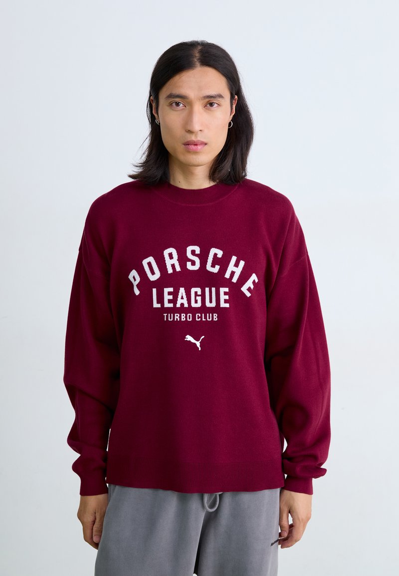 Bourgogne sweatshirt med hvid "Porsche League Turbo Club" print og Puma-logo, med en afslappet pasform og ribbestrikket halsudskæring og manchetter.