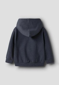 Sweat à capuche en tissu bleu marine foncé, avec une texture lisse, des poignets et un ourlet côtelés, et un design classique à enfiler avec une couture centrale.