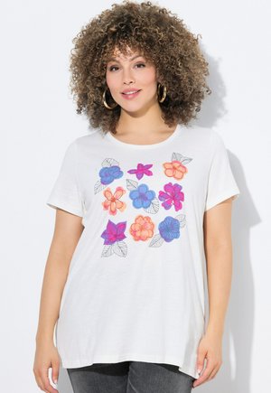 T-shirt blanc à manches courtes avec des imprimés floraux colorés en rose, orange, violet et bleu, avec des feuilles dessinées, coupe décontractée.