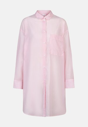 Lange roze en witte verticale gestreepte blouse met knopen, een voorzak en lange mouwen, getoond tegen een witte achtergrond.