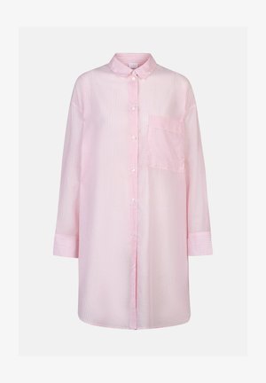 Chemise longue à rayures verticales roses et blanches, boutonnée sur le devant, avec une poche avant et des manches longues, présentée sur un fond blanc.