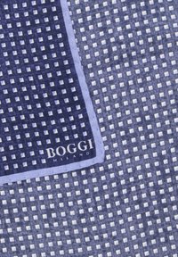 Taskuliina, jossa on laivastonsininen kuvio ja ruudukko, jossa on pieniä valkoisia neliöitä. Reunassa vaaleansininen kehys; brändätty "BOGGI MILANO."