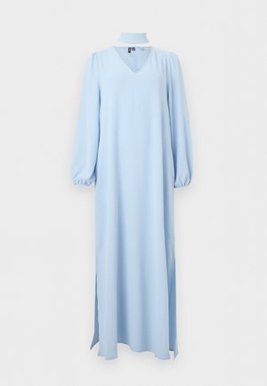 Robe longue à manches longues bleu clair avec encolure en V, poignets froncés, fentes latérales, et un collier choker assorti séparé sur fond blanc.