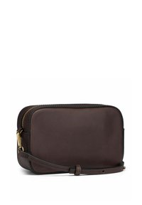 Bolso de muñeca rectangular de cuero marrón oscuro con cremallera dorada y correa desmontable sobre un fondo blanco.