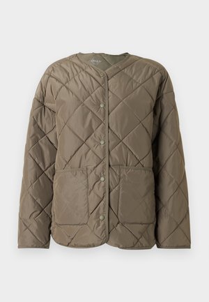 Steppelt, olívazöld pufi dzseki, kerek nyakkivágással, elöl patentos záródással és két nagy foltdzsebbekkel az elején.