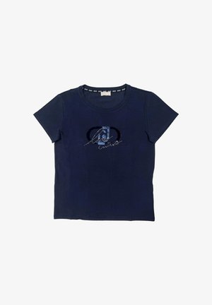 T-shirt bleu marine à manches courtes avec col rond et logo orné présentant des lettres stylisées et un texte en cursive sur la poitrine.