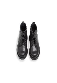 Botas negras hasta el tobillo con un patrón de piel de serpiente texturizado, puntera redonda, cordones en la parte delantera, cremallera lateral y suela resistente para una tracción mejorada.