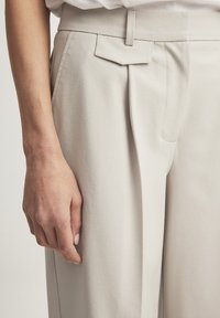 NA-KD FRONT POCKET DETAIL - Broek - light beige