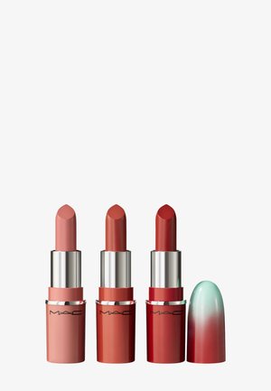 Drie MAC lipsticks in tinten lichtroze, koraal en diep rood. De lipsticks zijn glad met een zilveren metalen omhulsel. Eén dop is muntgroen met een verloop.