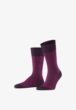 Lila Socken mit einem Rippenmuster und kontrastierenden dünnen pinken Streifen. Die Bündchen sind einfarbig lila, und die Gesamtstruktur ist glatt.