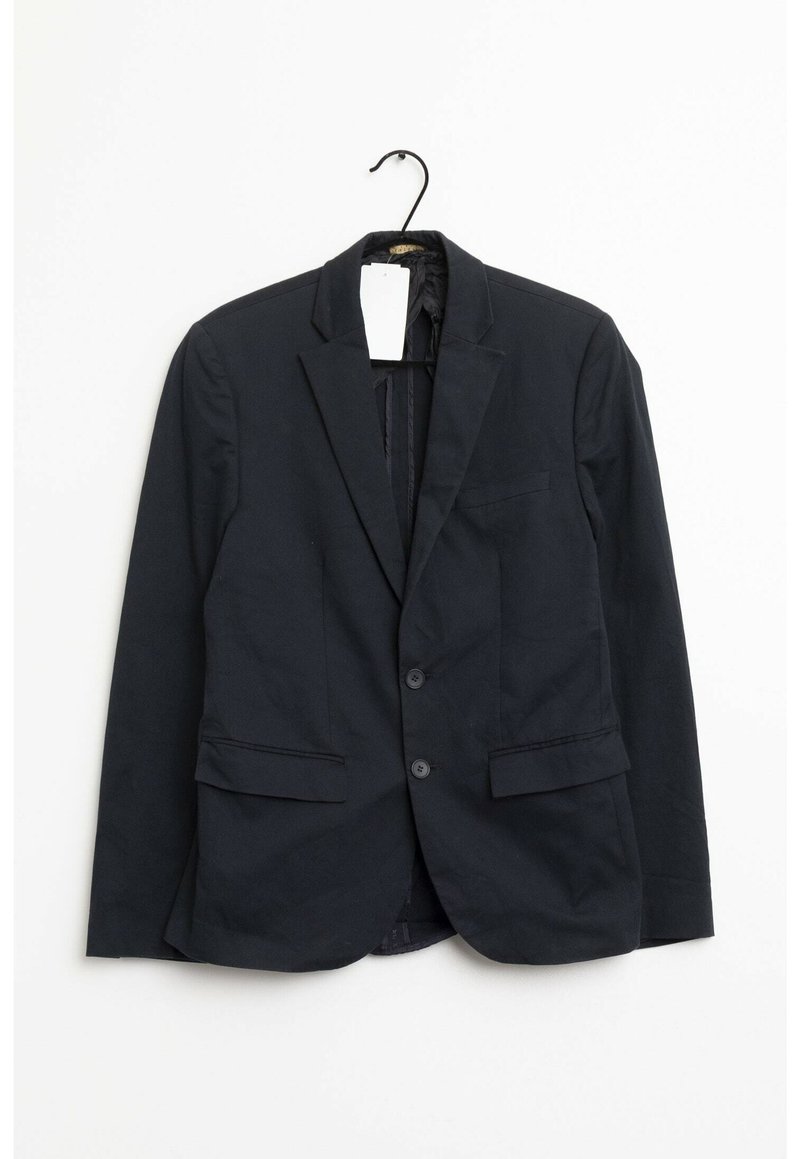 Blazer noir en tissu léger, avec un col notch, deux poches avant et deux boutons. Accroché à un crochet noir.