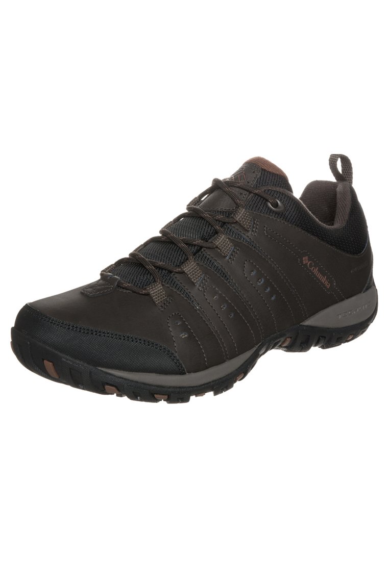 Zapato de senderismo para hombre de Columbia en negro con acentos grises, con una parte superior texturizada, suela de goma resistente, cordones elásticos y un tirador.