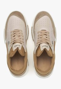 Béžové a pískové sneakers vyrobené z kůže a semiše, s kulatou špičkou, perforovanými detaily a šněrováním s polstrovaným límcem.