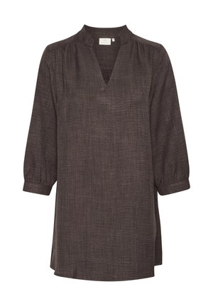 Tumepruun blouse mandariini kaelusega, kolmeveerandsleeved, peene tekstuuriga ja külgsplitiga mugavuse ja liikumisvabaduse tagamiseks.