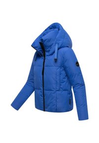 Blauwe pufferjack met een hoge kraag en verstelbare capuchon. Voorzien van een zwarte rits en zijzakken. Glad, lichtgewicht materiaal, geborduurd design.